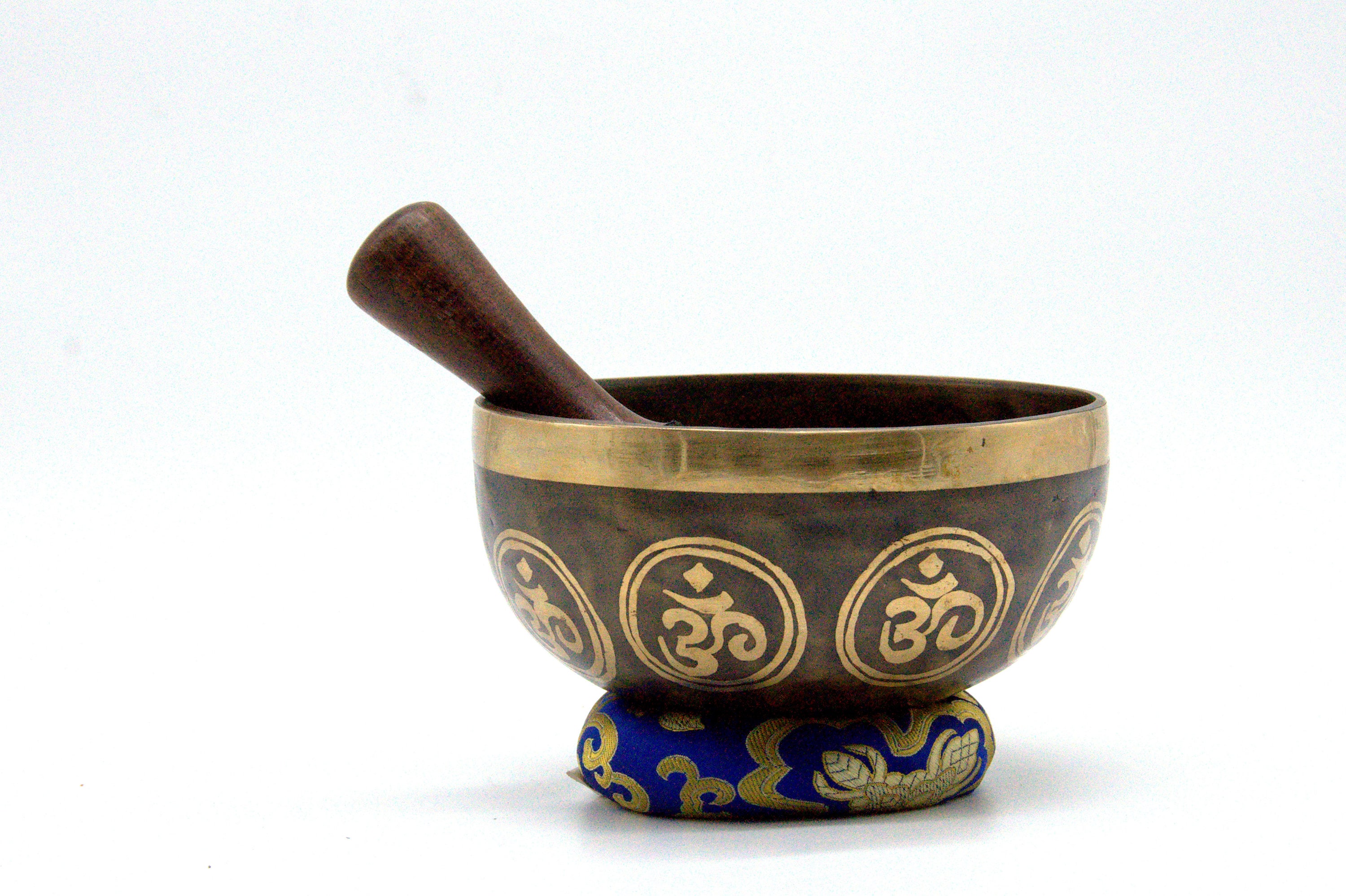 7インチのオーム彫刻シンギングボウル：チベットのサウンドヒーリング