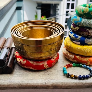 Chakra Singing Bowl Set: Hand Beaten, 7 Metal Bowls for Meditation