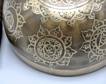 7つのチャクラを彫ったシンギングボウル：6インチの祝福されたサウンド