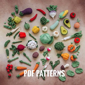 Op de afbeelding: Een verzameling gehaakte groenten, waaronder een rode paprika, een groene paprika, een paarse aubergine, een groene ui, een gele courgette, een groene avocado, een rode radijs, een groene bloemkool, een groene kool, een groene prei, een groene maïs, een rode tomaat, een groene erwtenschil, een witte knoflookteentje, een witte raap, een groene boon, een rode biet, een groene broccoli, een groene courgette, een witte aardappel, een bruine aardappel, een groen blad en een groen blad. De afbeelding bevat de tekst "PDF PATTERNS".