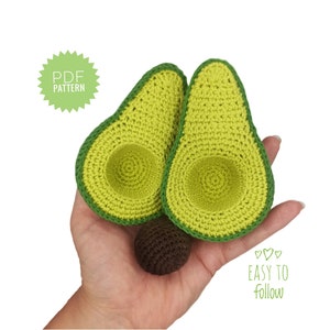 Puede incluir: Patrón de crochet de aguacate, con dos mitades de aguacate con hueso, en verde y marrón. El patrón es fácil de seguir.