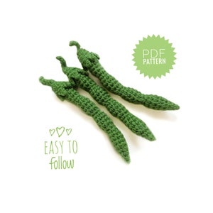 Puede incluir: Tres judías verdes de ganchillo verde sobre un fondo blanco. El texto "PDF PATTERN" está en una estrella verde. El texto "EASY TO FOLLOW" está debajo de las judías verdes.