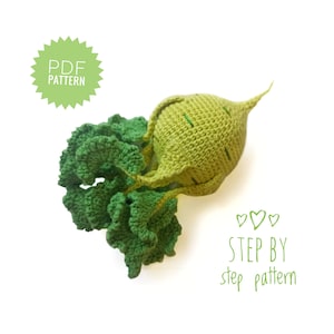 Puede incluir: Un nabo verde tejido a crochet con hojas. El nabo es verde claro con rayas verde oscuro. Las hojas son de un verde más oscuro. La imagen incluye el texto "STEP BY step pattern".