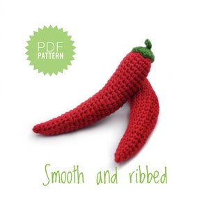 Puede incluir: Un patr&oacute;n de crochet para un chile rojo con una parte superior verde. El patr&oacute;n incluye instrucciones para versiones lisas y acanaladas. PATR&Oacute;N PDF.