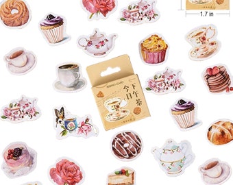 Könnte beinhalten: Eine Bogen mit 25 bunten Aufklebern mit Teebechern, Kuchen, Gebäck und Blumen. Die Aufkleber sind etwa 4,3 cm groß. Der Text auf dem Aufkleberbogen lautet "MO-CARD 今下 日午".
