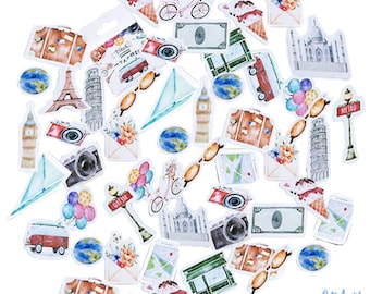 Op de afbeelding: Een set kleurrijke stickers met een reisthema met afbeeldingen van koffers, camera's, ijshoorns, vliegtuigen, ballonnen en bezienswaardigheden zoals de Eiffeltoren, Big Ben en de Scheve Toren van Pisa. De stickers zijn perfect om een ​​tikje whimsy toe te voegen aan dagboeken, planners en laptops.