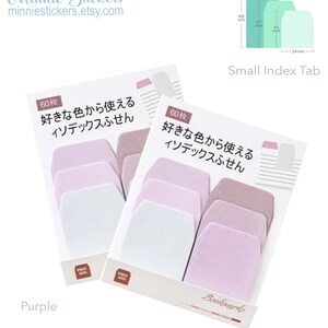 Puede incluir: Dos paquetes de pesta&ntilde;as de &iacute;ndice de color p&uacute;rpura con esquinas redondeadas. Cada paquete contiene 60 pesta&ntilde;as y tiene el texto "好きな色から使える イソデックスふせん" que se traduce como "Utiliza tus pesta&ntilde;as de &iacute;ndice de color favorito". El texto "Bookmarks" est&aacute; en la parte inferior del paquete de la derecha.