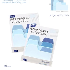 Puede incluir: Un paquete de 60 pesta&ntilde;as de &iacute;ndice azules con el texto "好きな色から使える インデックスふせん" que se traduce como "Utiliza tus pesta&ntilde;as de &iacute;ndice de color favorito". Las pesta&ntilde;as son de varios tonos de azul y est&aacute;n dise&ntilde;adas para usarse como marcadores o separadores.