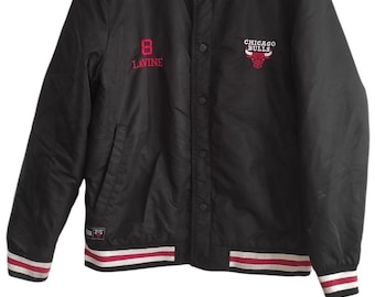 Jaqueta bomber bordada Chicago Bulls NBA Lavine 8 - Masculina GG