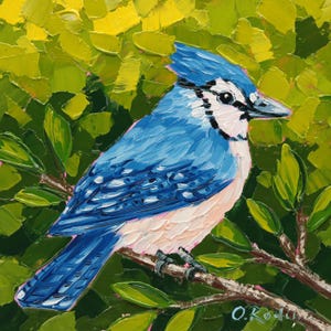Puede incluir: Pintura al óleo de una arrendajo azul posada en una rama con hojas verdes. El ave tiene plumas azules, pecho blanco y cabeza negra y blanca. El fondo es una mezcla de pinceladas verdes y amarillas.