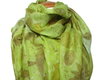 Chal de seda con estampado ecológico verde y amarillo, teñido natural y estampado a mano