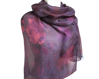 Bufanda de seda con estampado ecológico morado y diseño de hojas teñidas a mano.