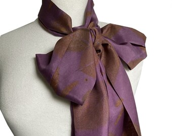 Bufanda de seda con estampado ecológico morado, seda Habotai teñida a mano.