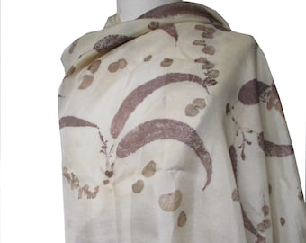 Bufanda de seda con estampado ecológico color marfil, chal con estampado de hojas de eucalipto.