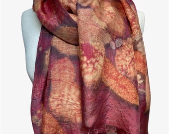 Bufanda de seda roja, chal con estampado de hojas Ecoprint, diseño artesanal.