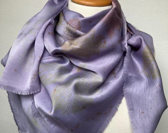 Bufanda de seda con estampado ecológico color lavanda, chal con estampado de hojas, teñida a mano.