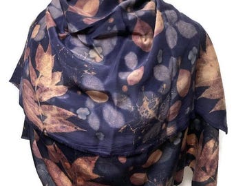 Bufanda de seda azul oscuro con estampado ecológico, chal con estampado de hojas, teñida a mano.