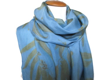 Pañuelo de seda con estampado ecológico turquesa, índigo y eucalipto, regalo ecológico