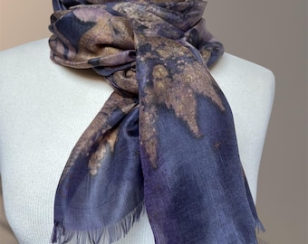 Bufanda de seda azul oscuro con estampado ecológico de hojas, estampado botánico hecho a mano.