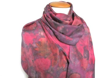 Bufanda de seda estampada a mano, con estampado de hojas, color rosa empolvado.
