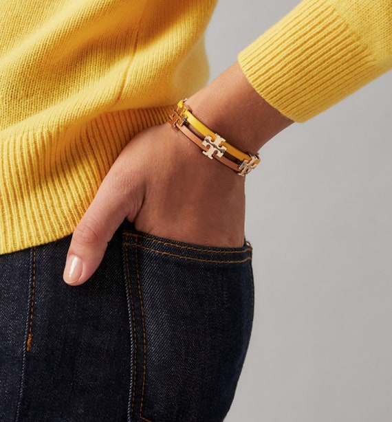 Total 59+ imagen tory burch serift stacked bracelet Abzlocal.mx