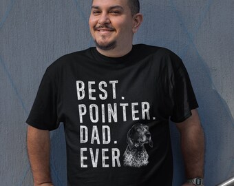 Può includere: Maglietta nera con testo bianco che recita "BEST. POINTER. DAD. EVER." e un'immagine in bianco e nero di un Bracco tedesco a pelo corto.