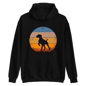 Puede incluir: Sudadera negra con un gráfico de estilo vintage de una silueta de perro Braco Alemán de Pelo Corto frente a una puesta de sol.