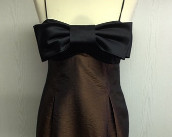 Damen 90er Jahre Damen Vintage Taft Kleid von Eliza | Bronze Slip Dress mit schwarzem Bogenakzent | Größe 42