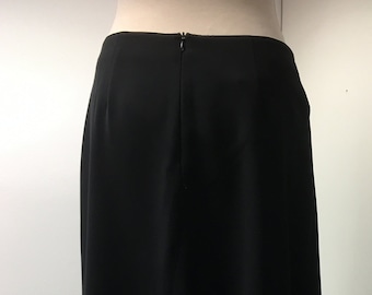 Falda de diseño para mujer de Sport Max / Elegante y chic, negra con bajo asimétrico / Falda de cóctel / Talla 40