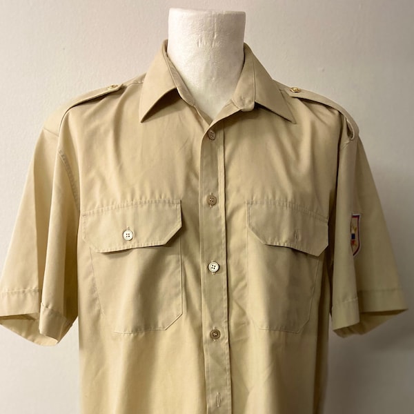 Authentique chemise boutonnée à manches courtes Army Surplus des années 90 | avec insignes et épaulettes | Chemise militaire beige pour homme