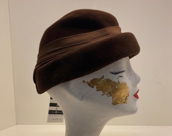 Cappello vintage in feltro marrone anni '60 con rifiniture in raso / Cappello retrò da donna / Perfetto per i costumi dei film