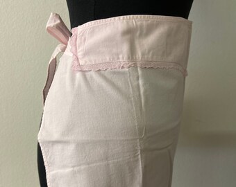 Delantal rosa vintage encantador / Algodón con ribete de encaje para un toque de glamour en la cocina