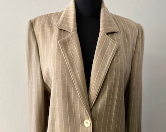 Klassieke beige vintage damesblazer om je kantoorgarderobe een update te geven | Witte krijtstrepen | Maat M