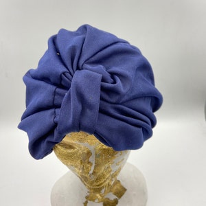 Gorro de ducha estilo turbante vintage azul, práctico y elegante, perfecto para lucir glamurosamente junto a la piscina