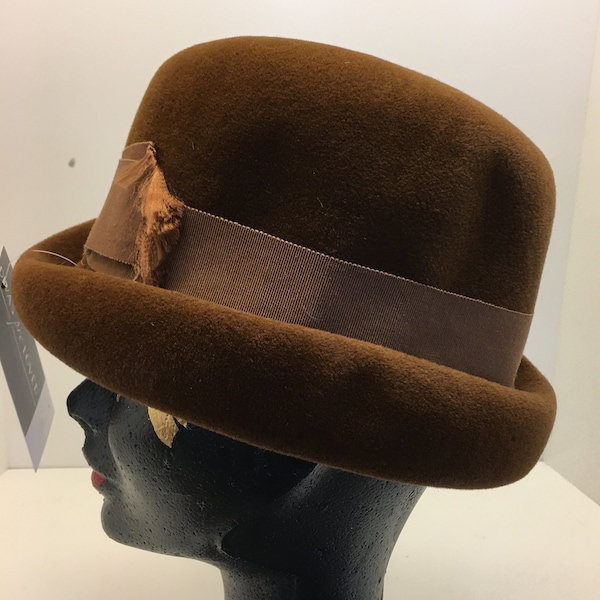 Sophistiqué et intemporel | Chapeau feutré marron vintage pour femme avec un petit bord, parfait pour un look inspiré des années 70