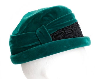 Stylish Green Pillbox Hat with Faux Fur Trim | Vintage 60s Ladies Hat in Luxurious Velvet