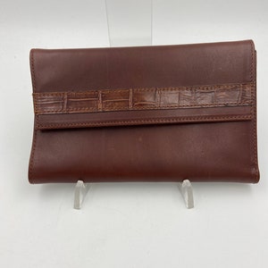 Cartera retro de los años 90 con sobre adornado con piel de cocodrilo en marrón medio