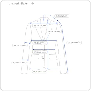 Puede incluir: Un diagrama que muestra las medidas de una chaqueta en pulgadas y cent&iacute;metros. La chaqueta es talla 40. Las medidas incluyen el ancho de los hombros, el pecho, la longitud de la manga y la longitud total.