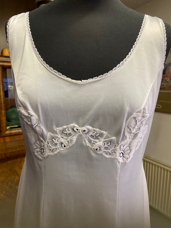 Jolie robe ancienne en dentelle vintage avec col en dentelle aux fuseaux - France Jolie robe ancienne en dentelle vintage avec col en dentelle aux fuseaux - France