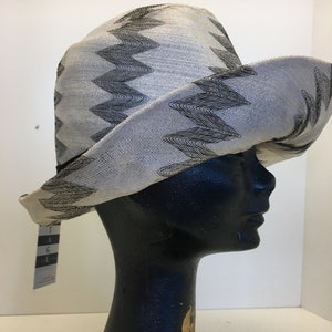 Elegancki damski kapelusz przeciwsłoneczny z szerokim rondem w stylu vintage | Czarno-biały letni kapelusz z lat 70.