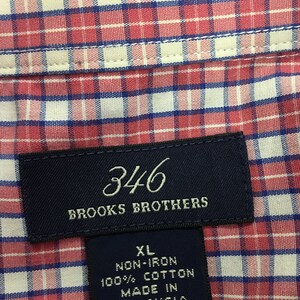 Pu&ograve; includere: Un'etichetta blu e bianca con il testo "346 Brooks Brothers" e un'etichetta bianca pi&ugrave; piccola con il testo "XL Non-Iron 100% Cotone Prodotto in Malesia".