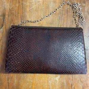 Bolso de mano grande de piel de serpiente / Cartera vintage de cuero marrón de los años 80 con correa de eslabones de cadena dorada