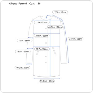 Puede incluir: Un abrigo blanco con cierre de botones y mangas largas. El abrigo mide 104 cm de largo, 88 cm de pecho y 35 cm de manga.