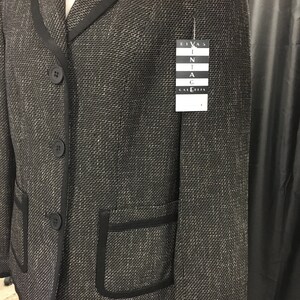 Puede incluir: Blazer de tweed negro y blanco con ribetes negros y un bolsillo en el lado izquierdo. El blazer tiene tres botones y una etiqueta que dice "Divas Vintage Galleria".