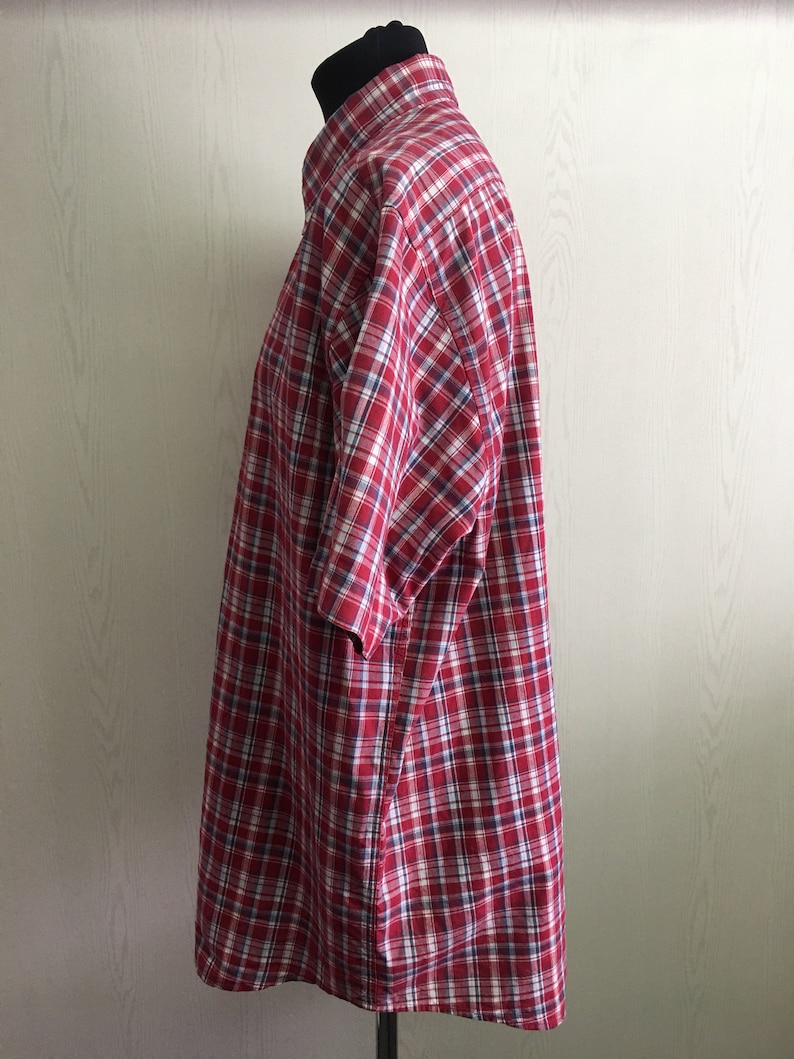 Puede incluir: Camisa de manga corta a cuadros rojos y blancos.