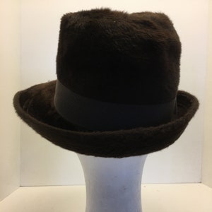 Puede incluir: Un sombrero fedora de piel marr&oacute;n con una cinta negra.