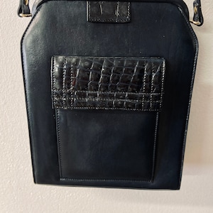 Schicke Damen Vintage 80er Jahre Marine Blau Leder Umhängetasche | Croc-Präge Kontrast Detaillierung | Schultertasche