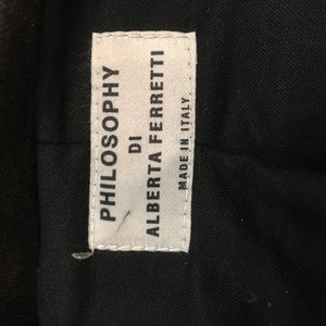 Puede incluir: Etiqueta blanca con texto negro que dice "PHILOSOPHY DI ALBERTA FERRETTI MADE IN ITALY"