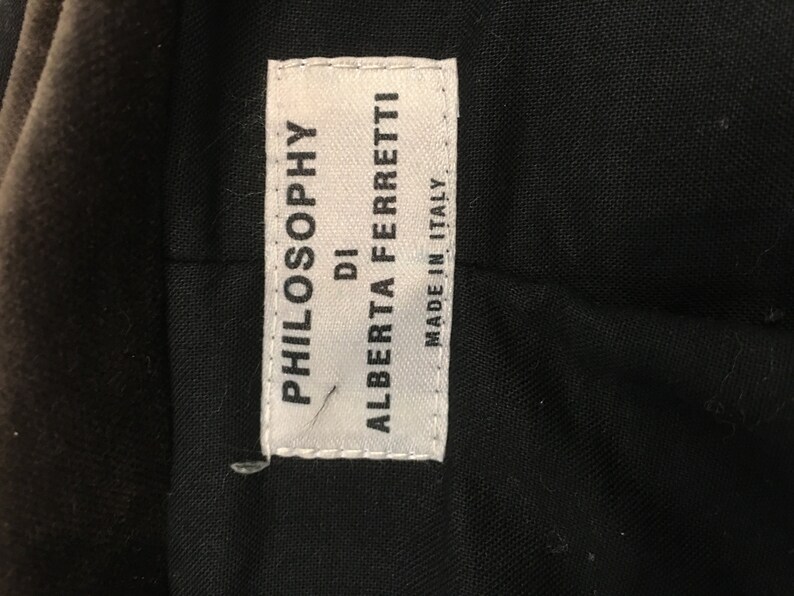 Puede incluir: Etiqueta blanca con texto negro que dice "PHILOSOPHY DI ALBERTA FERRETTI MADE IN ITALY"