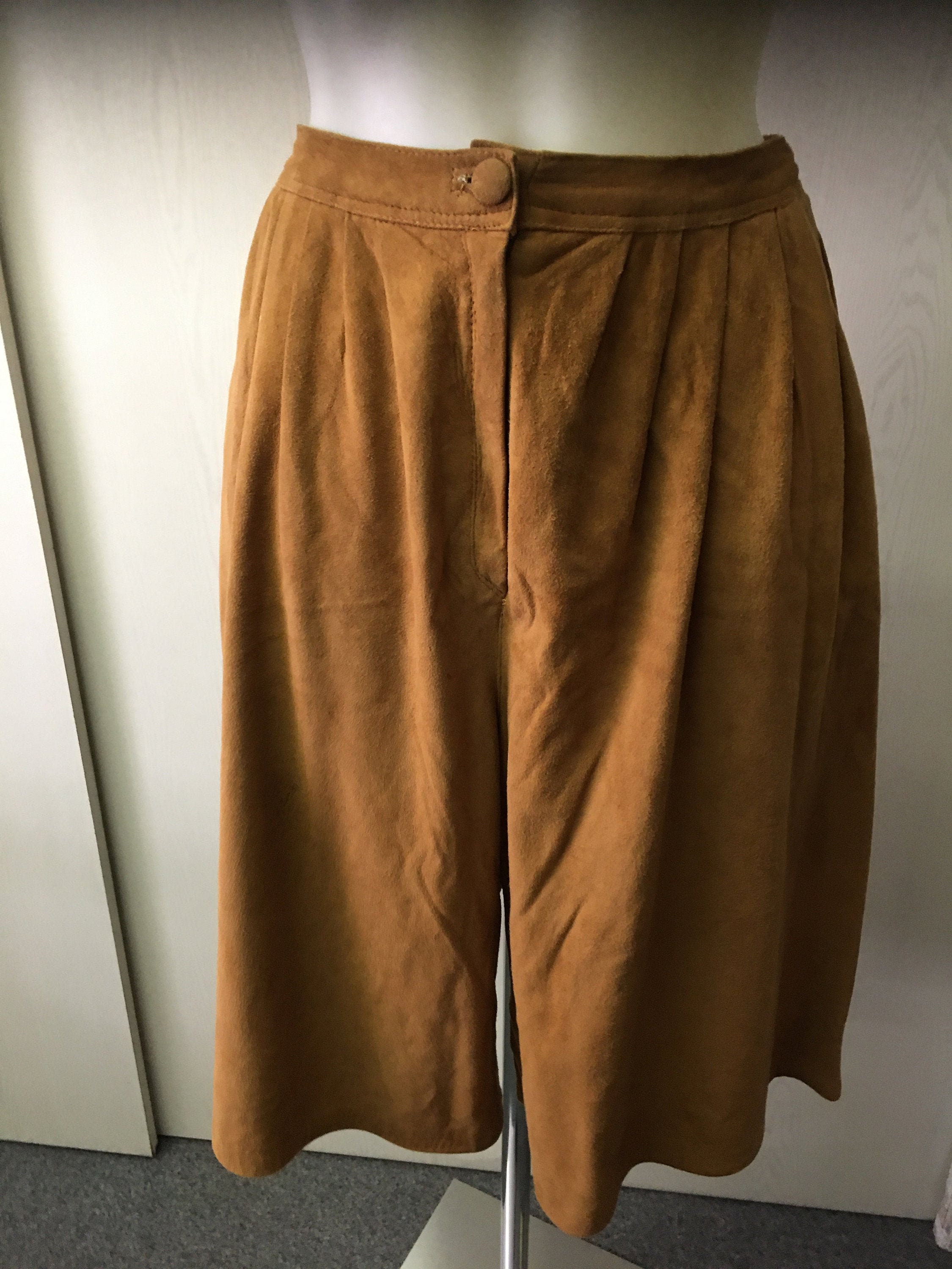 Stilvolle Vintage Wildleder Plissee Shorts mit hoher Taille | Camelfarbener Damen Kurzer Rock | Größe 38